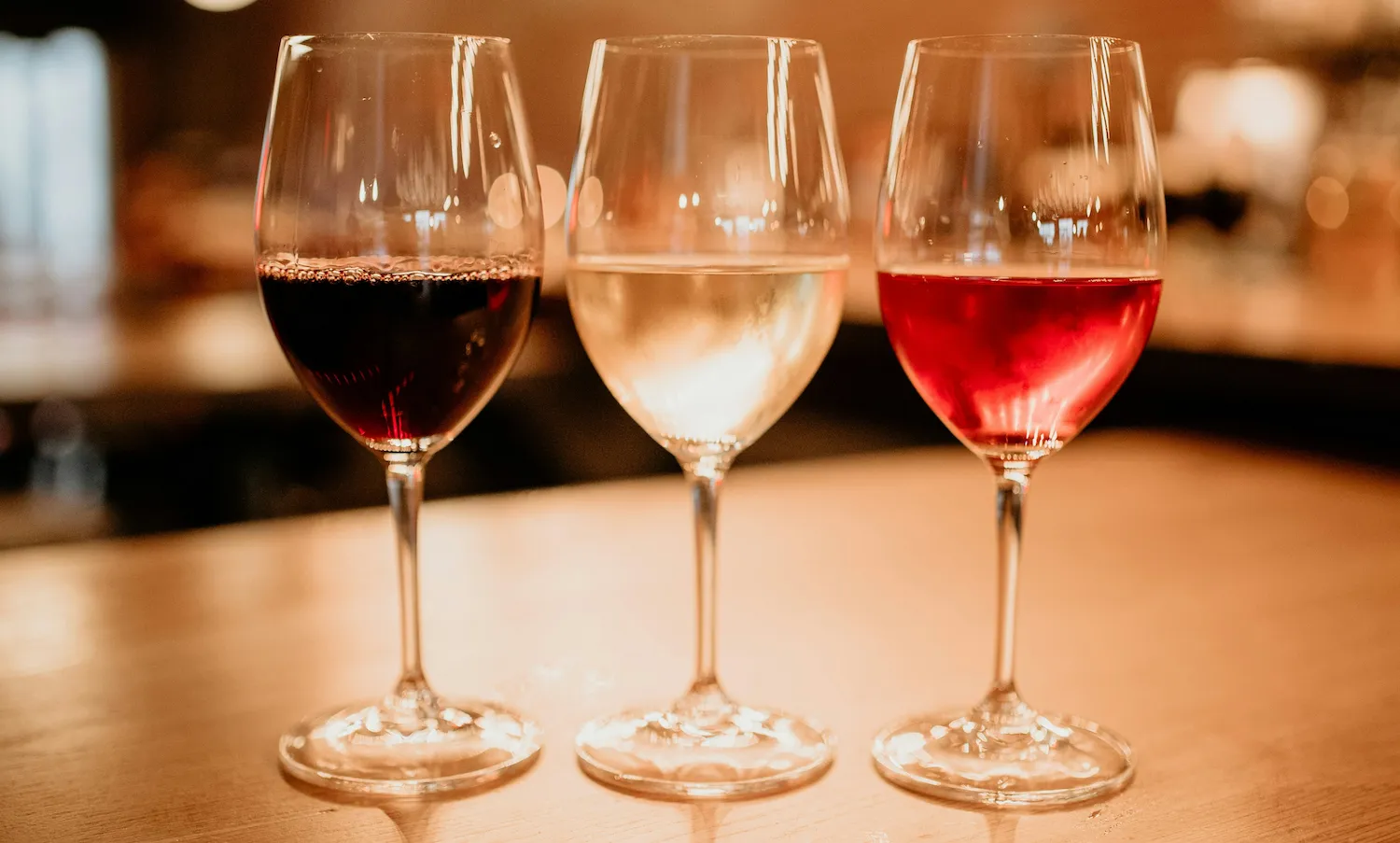 Verres de vin alignés pour une dégustation commentée – atelier d'œnologie Ced'I Vins en Brabant Wallon