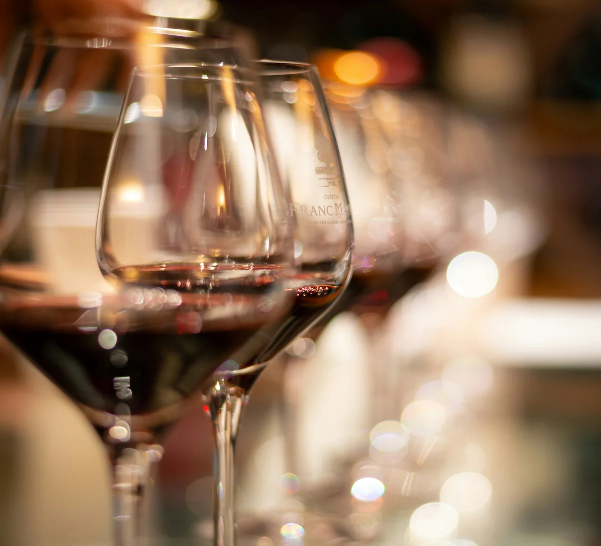 Art de la dégustation de vin rouge dans un cadre élégant et sensoriel