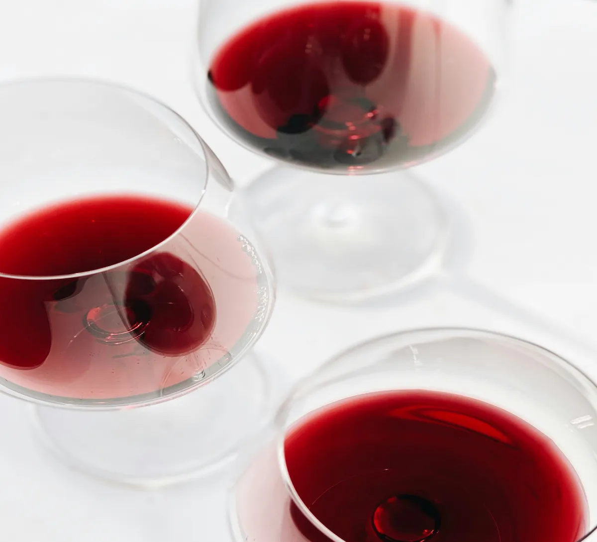 Trois verres de vin rouge en dégustation lors des Ateliers œnologiques